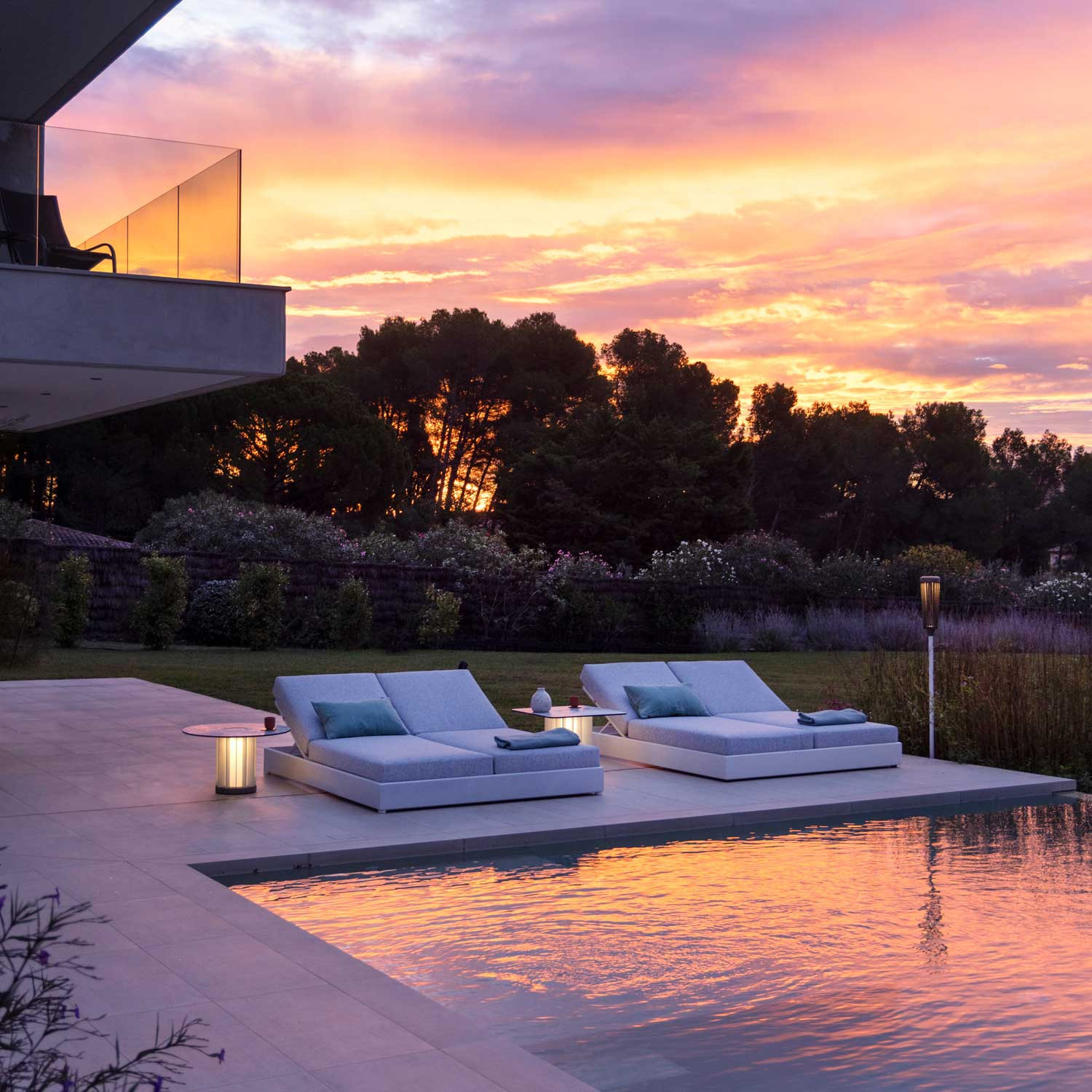 Les Jardins TECKALU solar square illuminated coffee table 